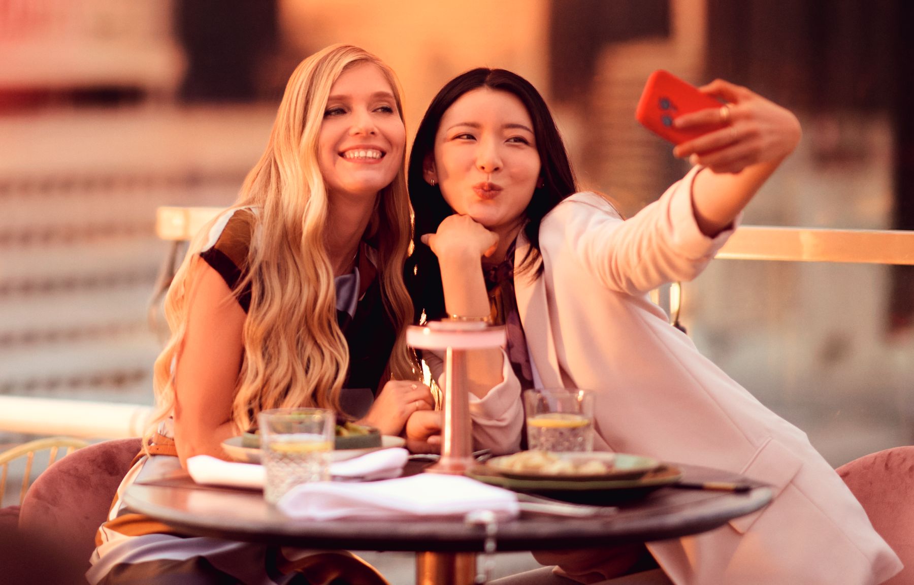 Due ragazze si fanno un selfie